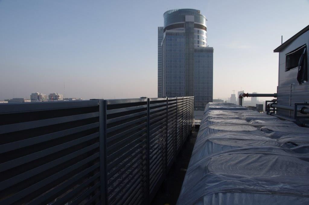 Obudowa akustyczna  na dachu Atrium